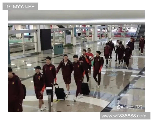 各大足球明星陆续抵达机场引发球迷热烈关注与期待 各大足球明星陆续抵达机场引发球迷热烈关注与期待